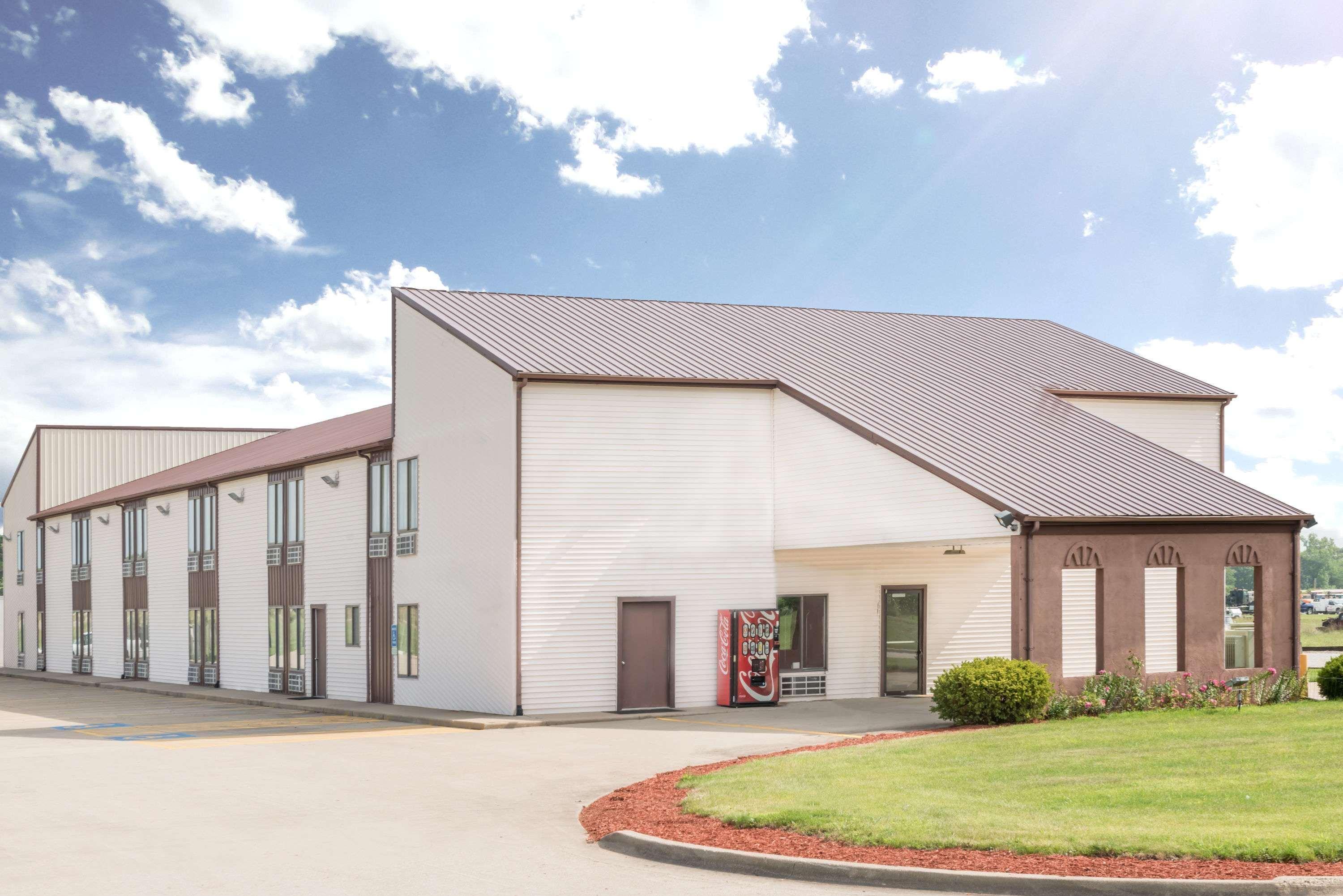 Super 8 By Wyndham Marshall Exterior photo